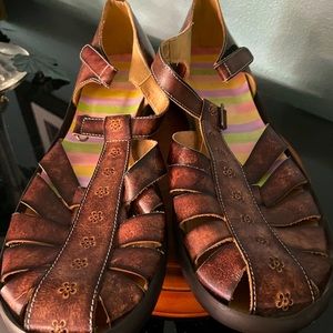 Brown leather closed toe sandals sz 40 Mary Janes flower detailing